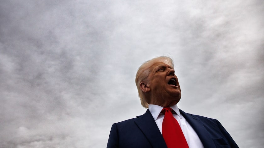 epa12045185 US President Donald Trump speaks to reporters during the 2025 Easter Egg Roll on the South Lawn of the White House in Washington, DC, USA 21 April 2025. EPA/SAMUEL CORUM / POOL
