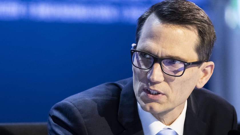 Martin Schlegel, Praesident des Direktoriums, spricht zu einem Kollegen des Direktoriums, an der Generalversammlung der Schweizerischen Nationalbank SNB, am Freitag, 25. April 2025 in Bern. (KEYSTONE/Alessandro della Valle)