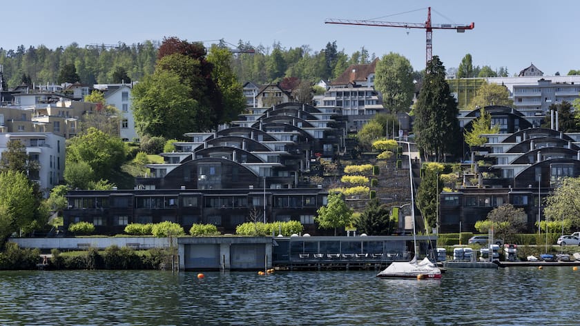 Haeuser am linken Ufer von Zuerichsee (Pfnueselkueste), fotografiert am Mittwoch, 23. April 2025 in Thalwil. Die Pfnueselkueste bezeichnet die linke Zuerichseeseite zwischen den Gemeinden Wollishofen, Kilchberg, Thalwil, Rueschlikon und Horgen. Die vermeintliche Schattenseite des Sees gewinnt an Beliebtheit und erlebt eine grosse Nachfrage nach Immobilien. (KEYSTONE/Gaetan Bally)