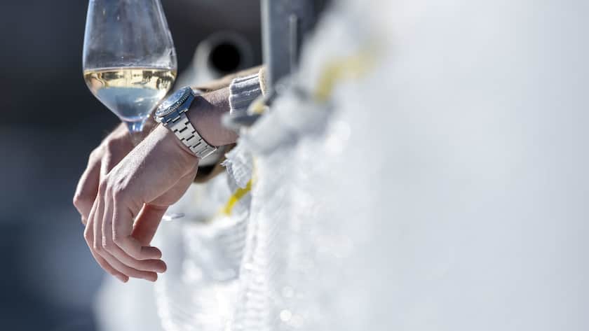Ein Mann mit einer Rolex Uhr haelt ein Weinglas in der Hand, fotografiert im Rahmen des White Turf, am Sonntag, 20. Februar 2022 in St. Moritz. (KEYSTONE/Christian Beutler)