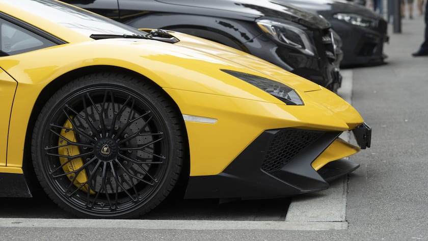 Ein gelber Lamborghini Sportwagen auf einem Parkplatz in der Zuercher Innenstadt, fotografiert am 18. Juni 2021 in ZUerich. (KEYSTONE/Christian Beutler)