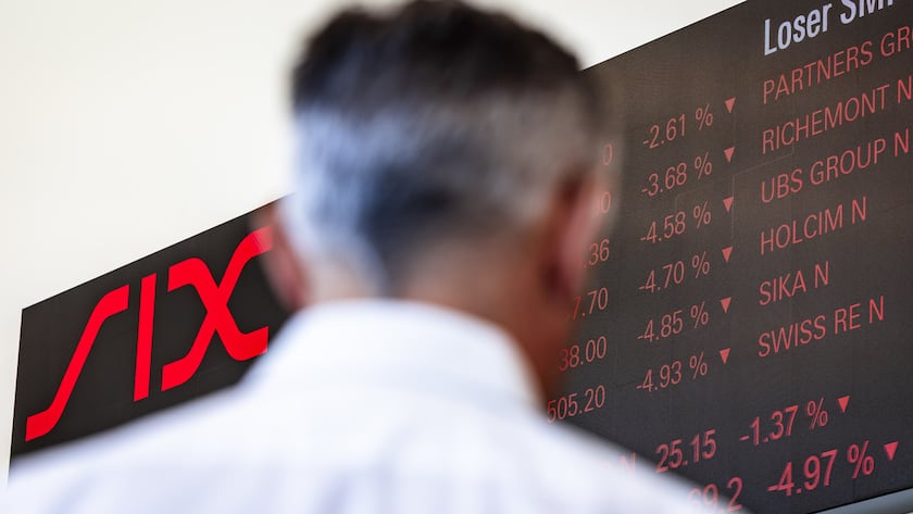 Ein Mann betrachtet aktuelle Boersenkurse die an einer LED-Wand im Eingangsbereich der Neuen Boerse Zuerich-West des SIX-Hauptsitzes an der Pfingstweidstrasse angezeigt werden aufgenommen am Montag, 7. April 2025 in Zuerich. (KEYSTONE/Michael Buholzer)