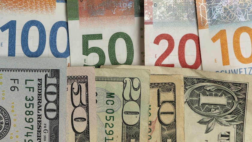 Schweizer Franken und US Dollar Banknoten fotografiert am 15. Juni 2020 in Zuerich. (KEYSTONE/Christian Beutler)