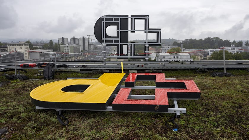 Das neue Logo der Schweizerischen Post am Hauptsitz liegt auf dem Dach, ein weiteres ist bereits installiert, am Montag, 23. September 2024, in Bern. Anlaesslich ihres 175. Geburtstags hat die Schweizerische Post per 1. Januar 2024 ihr Logo erneurt. Es besteht aus einem stilisierten roten Schweizerkreuz mit einem praegnanten schwarzen P auf postgelbem Hintergrund. (KEYSTONE/Peter Schneider)