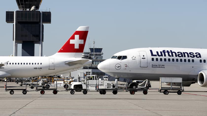 An aircraft (Boeing 737-300 D-ABEN) of the Lufthansa is push back next to an aircraft (Airbus A320 HB-IJH) of the Swiss International Air Lines at the Geneva Airport, in Geneva, Switzerland, Wednesday, August 24, 2016. The Swiss airline company evaluates its presence at the airport of Geneva, where its profitability targets have yet been achieved. A decision should fall in the next two to three years. (KEYSTONE/Salvatore Di Nolfi)