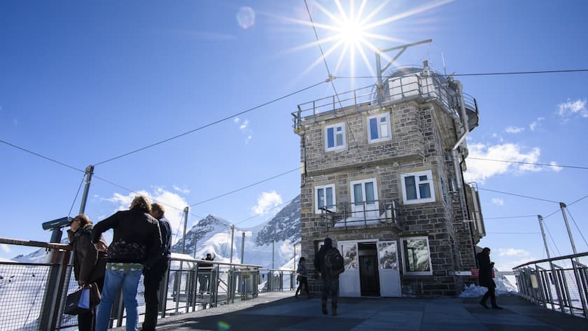 Jungfraubahnen steigern Ertrag und machen Rekordgewinn Tourists enjoy the view on the Alps from the Sphinx Observatory at Jungfraujoch in the Bernese Alps on the boundary between the Cantons of Berne and Valais, Switzerland, this Friday, April 27, 2018. (KEYSTONE/Anthony Anex)