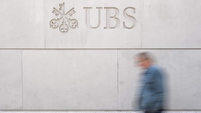 Ein Mann laeuft am Logo der UBS vorbei an der Bahnhofstrasse, am Dienstag, 27. Mai 2025 in Zuerich. (KEYSTONE/Til Buergy).