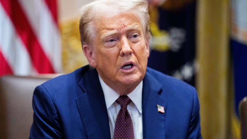 epa12324958 United States President Donald J Trump participates in a Cabinet Meeting in the Cabinet Room of the White House in Washington, DC, USA, 26 August 2025. EPA/AARON SCHWARTZ / POOL