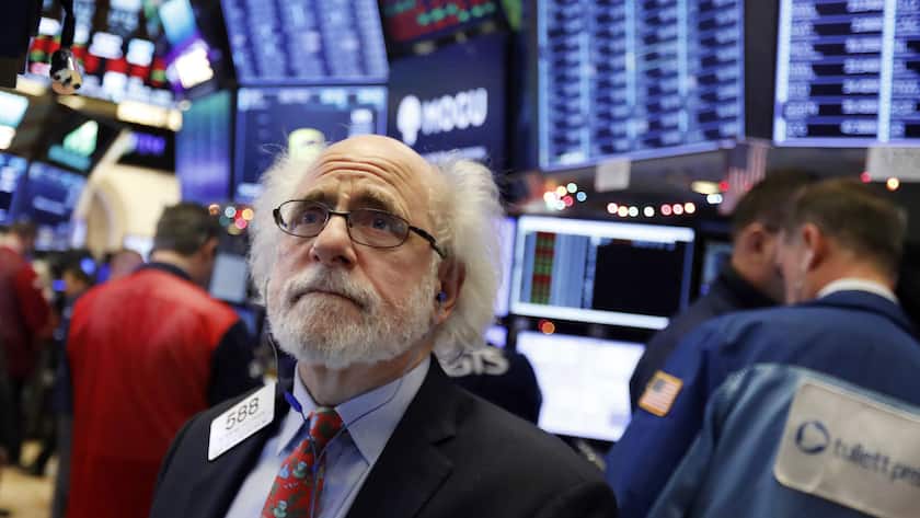 Die Angst vor dem grossen Börsen-Crash geht um Trader Peter Tuchman works on the floor of the New York Stock Exchange, Thursday, Dec. 6, 2018. U.S. stocks tumbled in early trading Thursday following a sell-off in overseas markets. (AP Photo/Richard Drew)