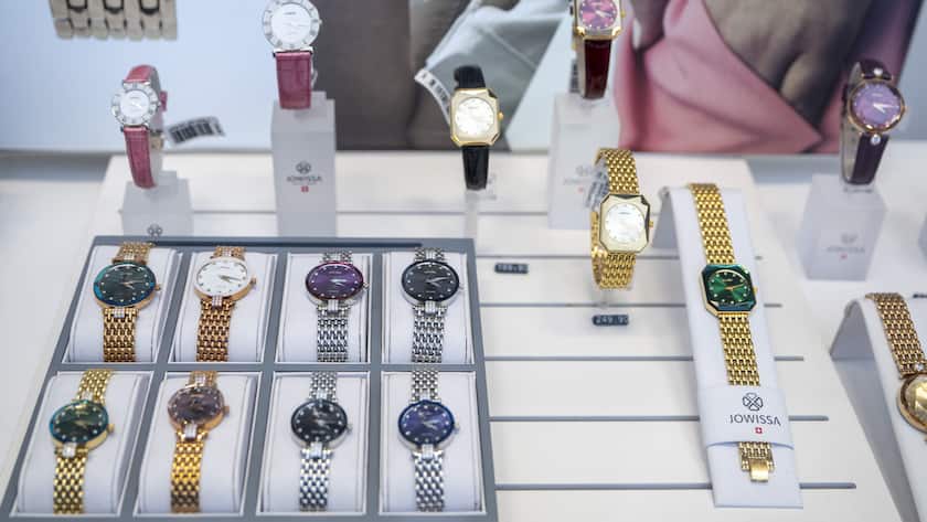 Schweizer Uhren der Marke Jowissa sind ausgestellt, in einem Schaufenster eines Uhrengeschaefts an der Grendelstrasse in der Altstadt von Luzern am Mittwoch, 16. April 2025. (KEYSTONE/Urs Flueeler).