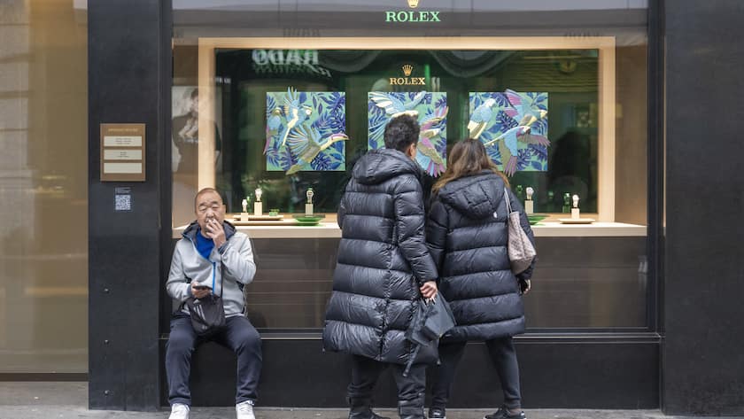 Rolex mistet bei den Uhrenhändlern aus Passanten bei Regenwetter mit Regenschirmen besichtigen ein Schaufenster eines Uhrengeschaefts an der Grendelstrasse in der Altstadt von Luzern am Mittwoch, 16. April 2025. (KEYSTONE/Urs Flueeler).
