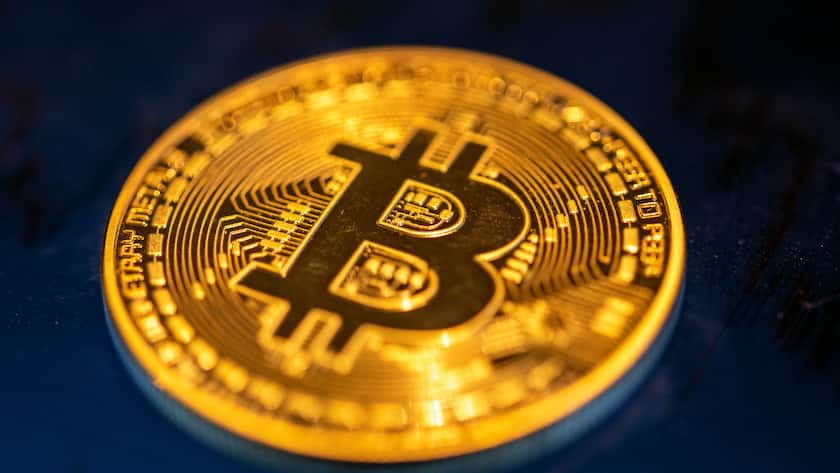 ARCHIV - 24.01.2022, Berlin: Eine Bitcoin-Münze liegt auf einem Bildschirm. (Zu dpa "Gefälschte Mitteilung der Börsenaufsicht zu Bitcoin sorgt für Aufruhr") Foto: Fernando Gutierrez-Juarez/dpa-Zentralbild/dpa +++ dpa-Bildfunk +++ (KEYSTONE/DPA/Fernando Gutierrez-Juarez)