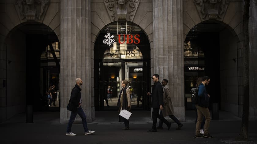 Das AT1-Urteil ist eine Bombe für viele Banken People walk past an entrance of the Swiss bank UBS at Bahnhofstrasse in Zurich, Switzerland on Saturday, March 18, 2023. (KEYSTONE/Michael Buholzer).