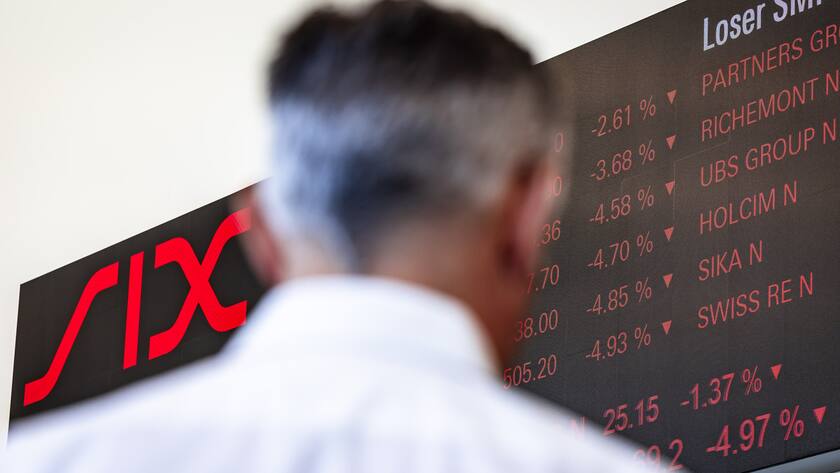 Diese fünf Anlagevehikel können dem Portfolio Schwung verleihen Ein Mann betrachtet aktuelle Boersenkurse die an einer LED-Wand im Eingangsbereich der Neuen Boerse Zuerich-West des SIX-Hauptsitzes an der Pfingstweidstrasse angezeigt werden aufgenommen am Montag, 7. April 2025 in Zuerich. (KEYSTONE/Michael Buholzer)