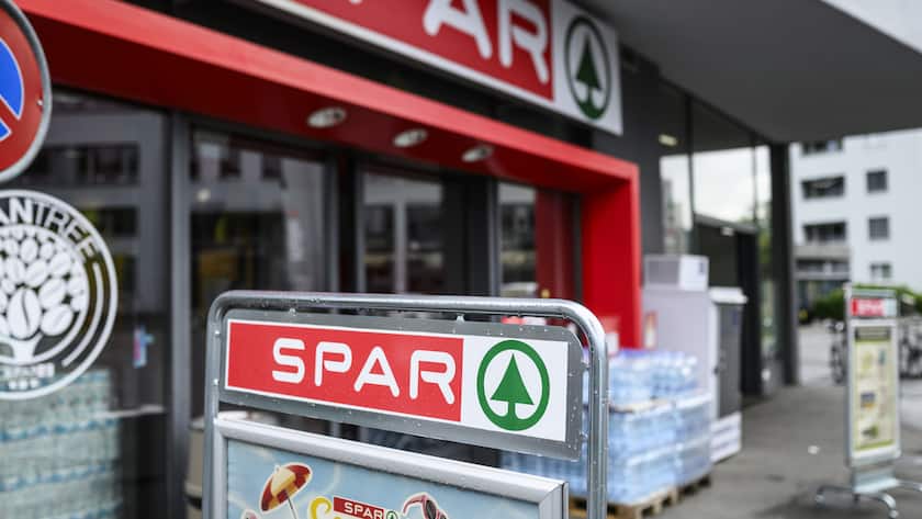 Das Logo und der Schriftzug des Detailhaendlers Spar auf einem Plakat vor der Filiale, fotografiert am Montag, 2. Juni 2025 in Liebefeld. Die suedafrikanische Spar Group will ihre Schweizer Tochterfirma verkaufen. (KEYSTONE/Christian Beutler)