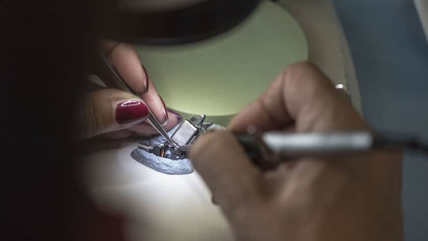 Der Hörgerätehersteller Sonova ist im ersten Halbjahr gewachsen und sieht sich auf Kurs zu den Jahreszielen.