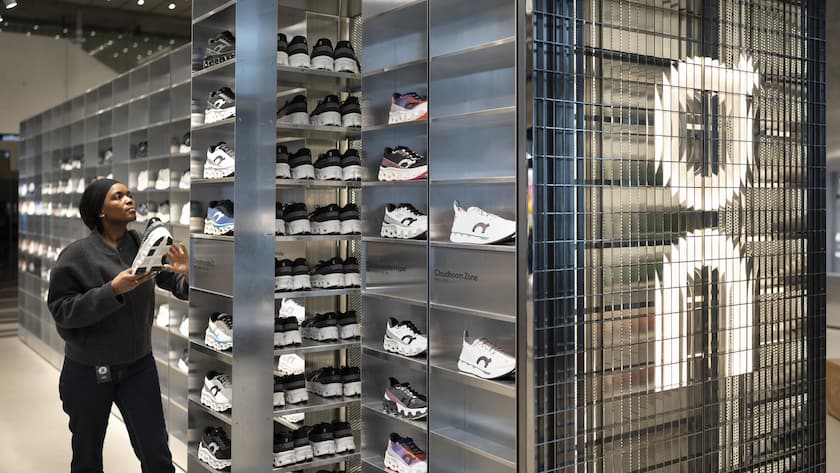 Kommt jetzt der Boost für die On-Aktie? Eine Mitarbeiterin von On raeumt Sportschuhe der Sportmarke On im Laden On am Hauptstandort der Sportmarke ein, fotografiert am Mittwoch, 22. Januar 2025, am Hauptsitz von On in Zuerich. (KEYSTONE/Gaetan Bally)