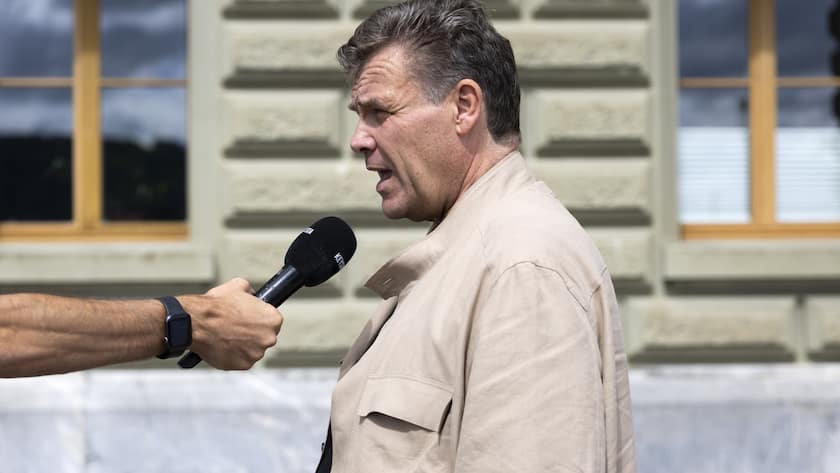 Milliardäre lancieren nächste private Aktion Alfred Gantner, Initiant und Mitglied des Initiativkomitees der Kompass-Initiative, gibt ein Interview bei der Einreichung der Kompass-Initiative, am Freitag, 29. August 2025, vor der Bundeskanzlei in Bern. (KEYSTONE/Peter Klaunzer)