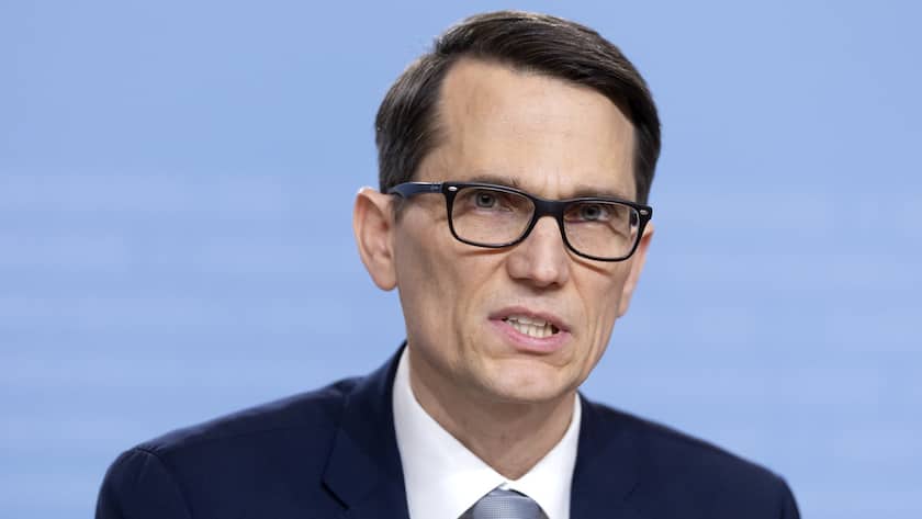 KEYPIX - Martin Schlegel, Chairman of the Governing Board of the Swiss National Bank (SNB) speaks during a press conference of the Swiss National Bank (SNB BNS) on the key interest rate, in Bern, Switzerland, Thursday, December 11, 2025. (KEYSTONE/Peter Klaunzer)