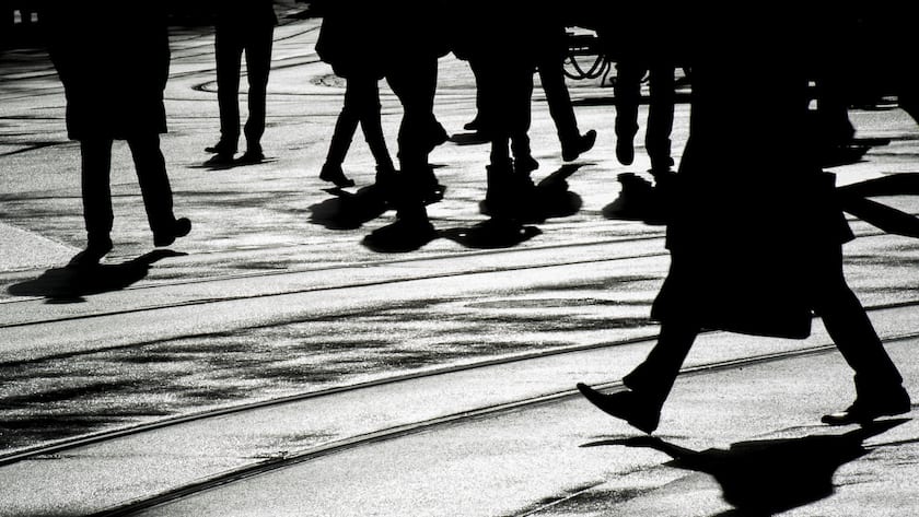 Menschen bewegen sich am Freitag, 24. Januar 2014, auf dem Paradeplatz in Zuerich. (KEYSTONE/Ennio Leanza)
