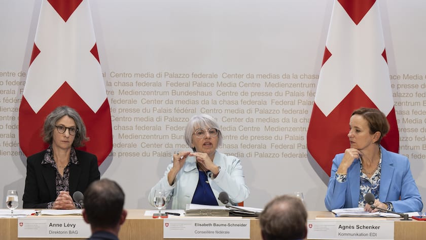 Anne Levy, Direktorin BAG, Bundesrätin Elisabeth Baume-Schneider und Agnes Schenker, Kommunikation EDI, von links, sprechen an einer Medienkonferenz über die Krankenkassenprämien 2025
