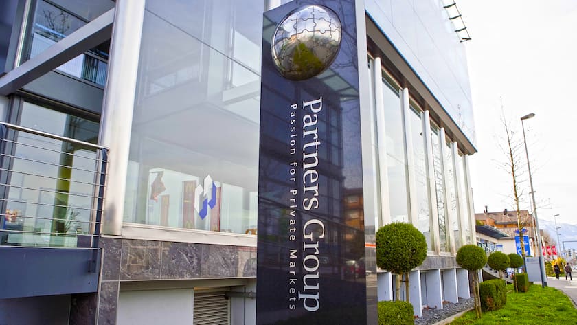 Schild am Sitz der Partners Group Holding AG in Baar