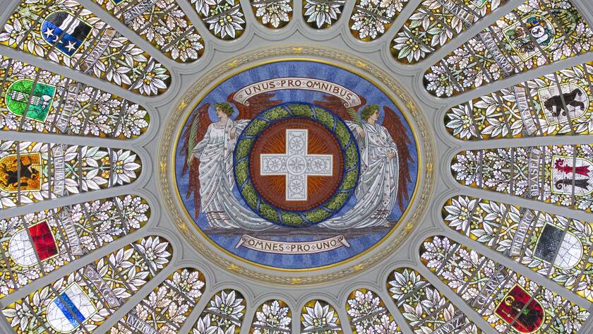 Die Kuppel des Bundeshauses mit den Kantonswappen und dem Satz "UNUS PRO OMNIBUS, OMNES PRO UNO" - "Einer fuer alle, alle fuer einen", am Tag der offenen Tuer im Bundeshaus, am Samstag, 2. Februar 2019 in Bern. (KEYSTONE/Peter Klaunzer)