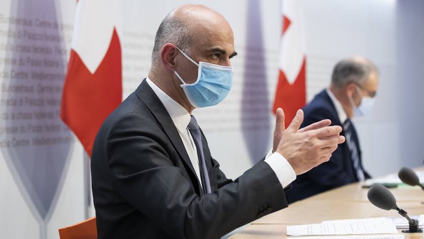 Bundesrat Alain Berset spricht neben Bundespraesident Guy Parmelin, waehrend einer Medienkonferenz des Bundesrates zur aktuellen Lage im Zusammenhang mit dem Coronavirus, am Mittwoch, 24. Februar 2021, in Bern. (KEYSTONE/Peter Klaunzer)