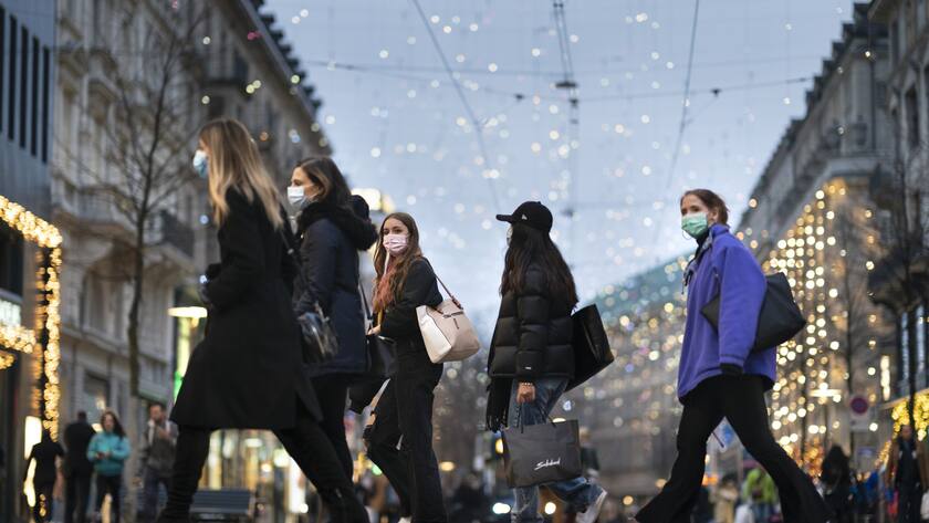 Personen mit Schutzmasken und Einkaufstaschen an der Zuercher Bahnhofstrasse, fotografiert am 27. November 2020 in Zuerich. (KEYSTONE/Gaetan Bally)