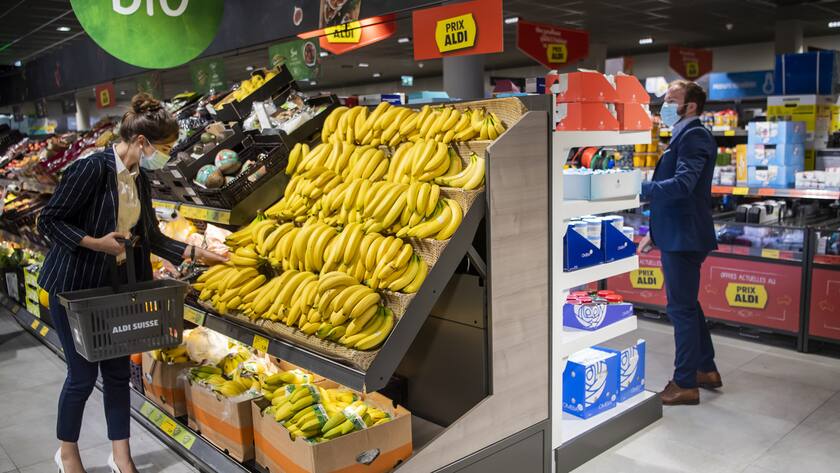 Des personnes font des courses avec des masques sur le visage dans un magasin Aldi le mercredi 8 juillet 2020 a Lausanne. Les masques sont obligatoires dans les magasins des 10 personnes dans le canton de Vaud a partir d'aujourd'hui. (KEYSTONE/Jean-Christophe Bott)