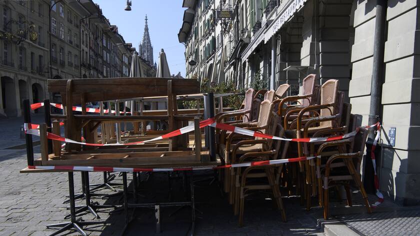 Tische, Stuehle und Baenke eines Restaurants sind zusammengestellt und mit Absperrband markiert, waehrend der Coronavirus (COVID-19)-Pandemie, am Donnerstag, 26. Maerz 2020, in Bern. (KEYSTONE/Anthony Anex)