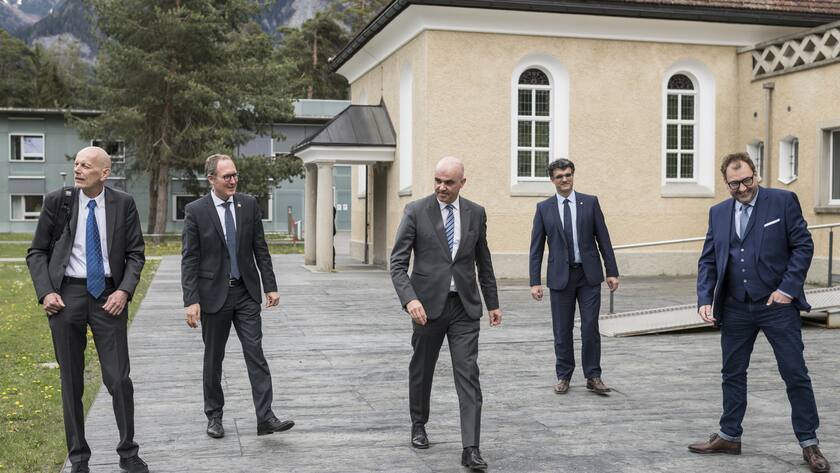 Daniel Koch, Delegierter des BAG fuer COVID-19, der Buendner Regierungspraesident Christian Rathgeb, Bundesrat Alain Berset, und die Buendner Regierungsraete Marcus Caduff und Peter Peyer, von links, treffen sich zu einem Austausch ueber die Krise um die Pandemie des Coronavirus, Covid-19, waehrend eines Besuchs von Bundesrat Berset im Kanton Graubuenden in der Klinik Beverin Cazis, am Montag, 20. April 2020. (KEYSTONE/Alessandro della Valle)