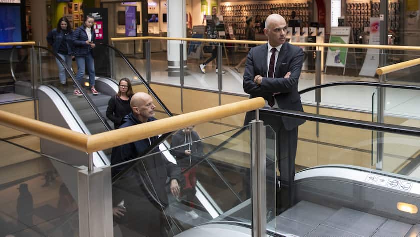 Bundesrat Alain Berset, rechts, und Daniel Koch, Delegierter des BAG fuer COVID-19, besuchen das Einkaufzentrum Fribourg Centre, am Dienstag, 12. Mai 2020 in Fribourg. Bundesrat Berset besuchte mehrere Geschaefte und Einrichtungen in der Stadt Fribourg. (KEYSTONE/Peter Klaunzer)