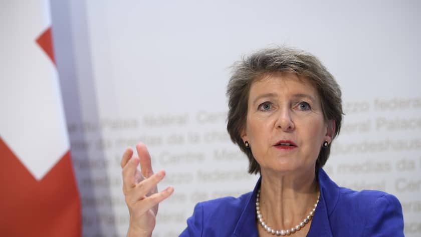 Bundespraesidentin Simonetta Sommaruga spricht an einer Medienkonferenz ueber neue Massnahmen betreffend der Coronavirus-Pandemie (COVID-19), am Mittwoch, 1. Juli 2020, im Medienzentrum Bundeshaus in Bern. (KEYSTONE/Anthony Anex)