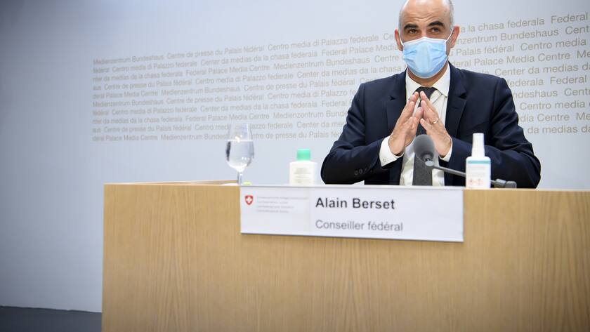 Bundesrat Alain Berset spricht waehrend einer Medienkonferenz ueber die neusten Entscheide des Bundesrates zur Coronavirus-Pandemie, am Freitag, 11. Juni 2021, in Bern. (KEYSTONE/Anthony Anex)