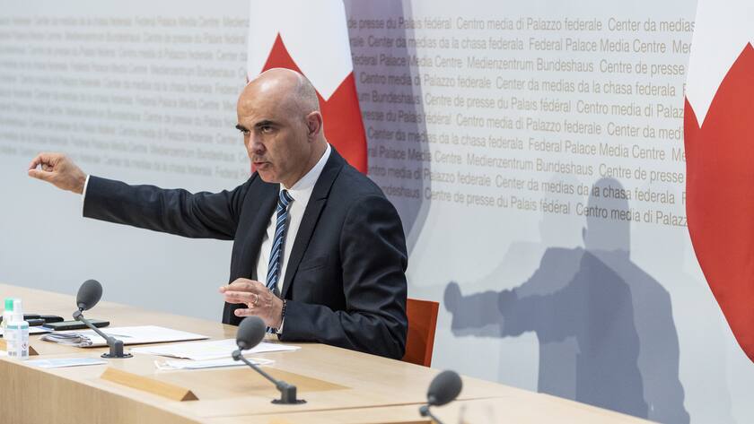 Der Bundesrat prüft einen breiten Einsatz des Covid-Zertifikats Bundesrat Alain Berset, gemaess den aktualisierten Richtlinien ohne Maske, erlaeutert im Anschluss an die Bundesratssitzung die neusten Massnahmen zur Bewaeltigung der Krise um die Pandemie des Coronavirus COVID-19, am Mittwoch, 30. Juni 2021 in Bern. (KEYSTONE/Alessandro della Valle)