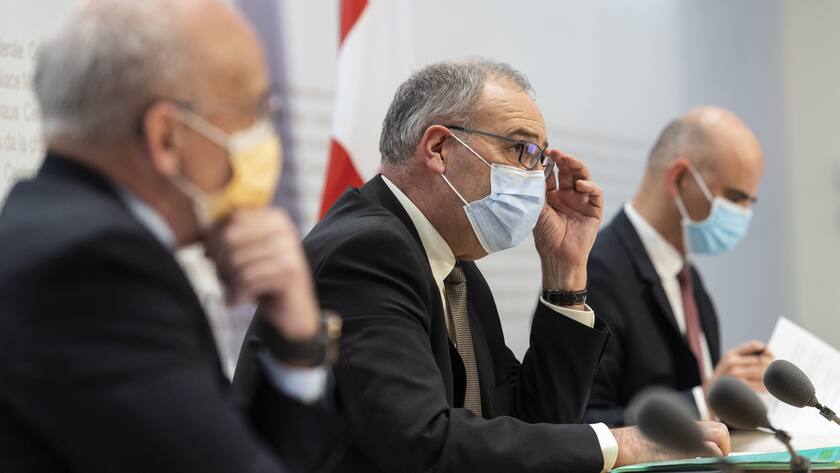 Bundesratspraesident Guy Parmelin, Mitte, erlaeutert neben Bundesrat Ueli Maurer, links, und Bundesrat Alain Berset im Anschluss an die Bundesratssitzung die neusten Massnahmen zur Bewaeltigung der Krise um die Pandemie des Coronavirus COVID-19, am Mittwoch, 17. Februar 2021 in Bern. (KEYSTONE/Alessandro della Valle)