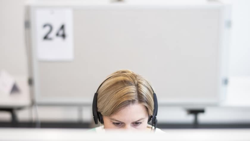 Eine Frau arbeitet in ihrem abgetrennten Arbeitsplatz fuer das Contact Tracing im Kanton Zuerich, aufgenommen am Freitag, 8. Mai 2020 in Zuerich. (KEYSTONE/Ennio Leanza)