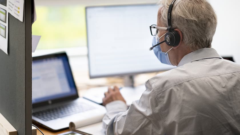 Contact Tracer bei der Arbeit im Contact Tracing Zentrum des Gesundheitsdepartements Kanton Basel-Stadt, aufgenommen am Donnerstag, 22. Oktober 2020, in Basel. (KEYSTONE/Gaetan Bally)