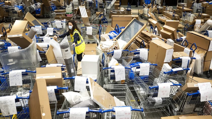 Mitarbeiter der Ikea Spreitenbach machen Kundenbestellungen bereit fuer die Auslieferung, am Samstag, 30. Januar 2021. Das Einrichtungshaus in Spreitenbach bleibt bis mindestens Ende Februar geschlossen. Taeglich werden rund 750 Online-Bestellungen verarbeitet, welche die Kundinnen und Kunden vor dem Geschaeft abholen koennen, gemaess einem Zeitplan. (KEYSTONE/Alexandra Wey)