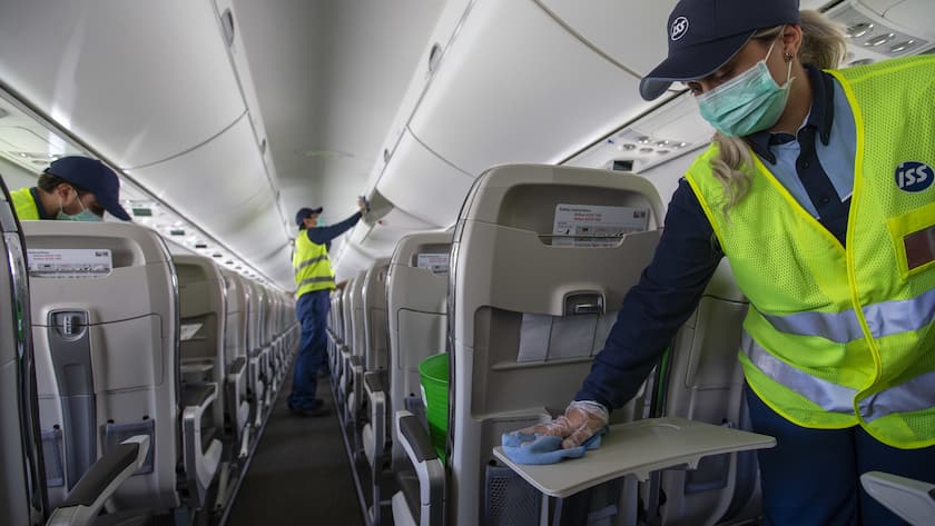 Employees of the ISS wearing a face masks to protect against the spread of coronavirus COVID-19 clean the cabin of an aircraft of the Swiss International Air Lines prior to flight departure to London during the resumption partially flights of Swiss International Air Lines following the lockdown to due lockdown measures against spread of coronavirus COVID-19, at the Geneve Aeroport, in Geneva, Switzerland, Monday, June 15, 2020. (KEYSTONE/Salvatore Di Nolfi)