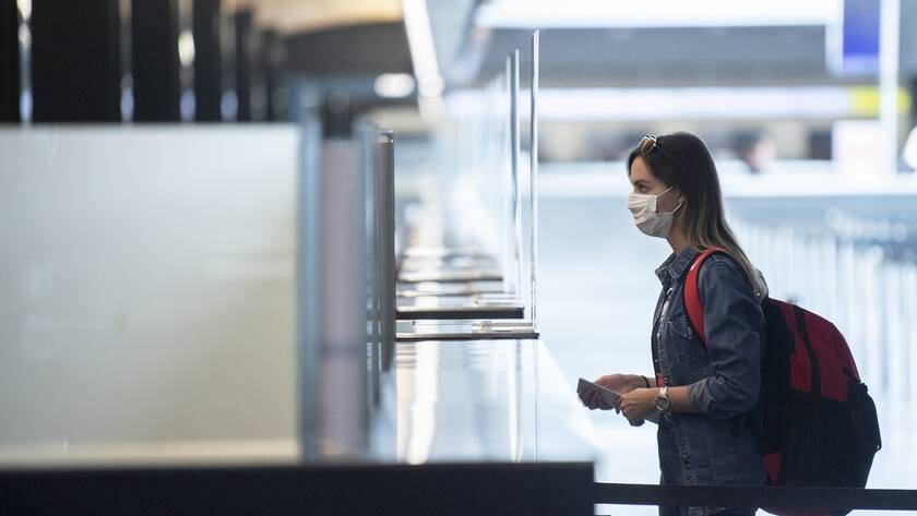 Fluggaeste warten mit Atemschutzmasken vor einem Check-In Schalter aufgenommen anlaesslich des Schutzkonzeptes vom Flughafen Zuerich, aufgenommen am Donnerstag, 28. Mai 2020 in Zuerich. (KEYSTONE/Ennio Leanza)