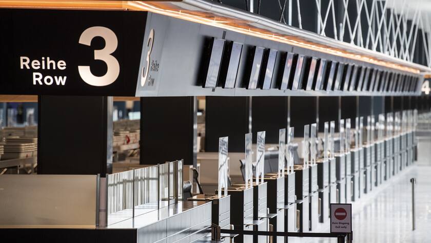 Plastikscheiben schuetzen die Fluggaeste sowie Mitarbeiter am Check-In Schalter aufgenommen anlaesslich des Schutzkonzeptes vom Flughafen Zuerich, aufgenommen am Donnerstag, 28. Mai 2020 in Zuerich. (KEYSTONE/Ennio Leanza)