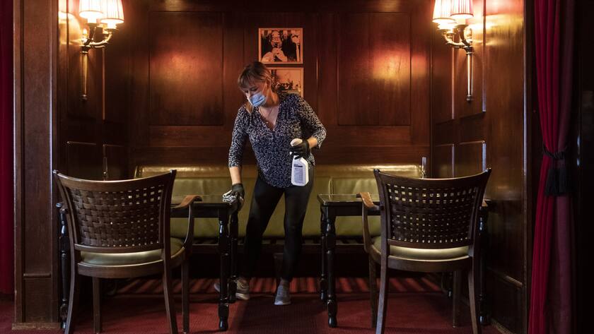 ARCHIVBILD ZUR GEPLANTEN OEFFNUNG DER INNENBEREICHE DER RESTAURANTS AB 31. MAI 2021 - Anna reinigt die Tische anlaesslich der Wiederoeroeffnung ihres Restaurants "Brasserie Louis" am Montag, aufgneommen am Samstag, 9. Mai 2020 in Zuerich. (KEYSTONE/Ennio Leanza)