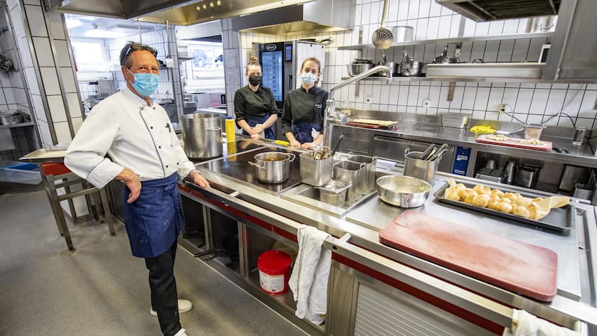 Das Kuechenpersonal freut sich auf die Gaeste im Glasi Restaurant Adler in Hergiswil im Kanton Nidwalden, am Montag, 15. Maerz 2021, waehrend der Coronapandemie. Im Kanton Nidwalden duerfen ausgewaehlte Restaurants als sogenannte ''Beizer fuer Bueezer'' ueber die Mittagszeit fuer Arbeiterinnen und Arbeiter aus dem Landwirtschafts- bzw. Bausektor sowie Handwerker und Berufstaetige auf Montage trotz den Corona-Beschraenkungen oeffnen. (KEYSTONE/Urs Flueeler)