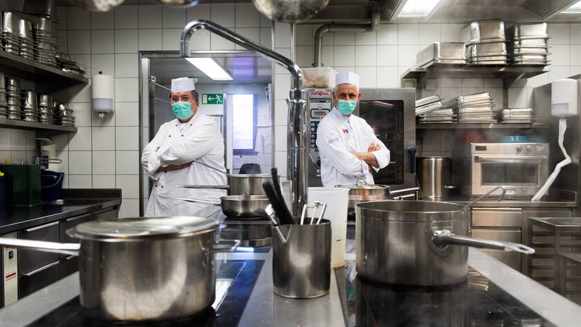 Davide Asietti, Chef des Blu Restaurant & Lounge, rechts, und Fritz Mueller, Chef des Grottos Broggini, links, in der Kueche des Restaurants Grotto Broggini in Losone, am Mittwoch, 29. April 2020. Das Grotto Broggini und das Blu Restaurant & Lounge haben ihre Kraefte vereint, um inmitten der Coronakrise im Grotto Broggini Take-Away-Dienste anzubieten. (KEYSTONE/Ti-Press/Alessandro Crinari)