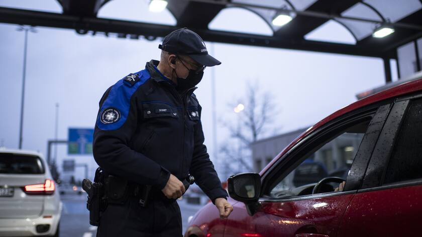 Schweizer Grenwaechter bei der Arbeit, am Mittwoch, 10. Februar 2021, am Zoll in Au. (KEYSTONE/Gian Ehrenzeller)