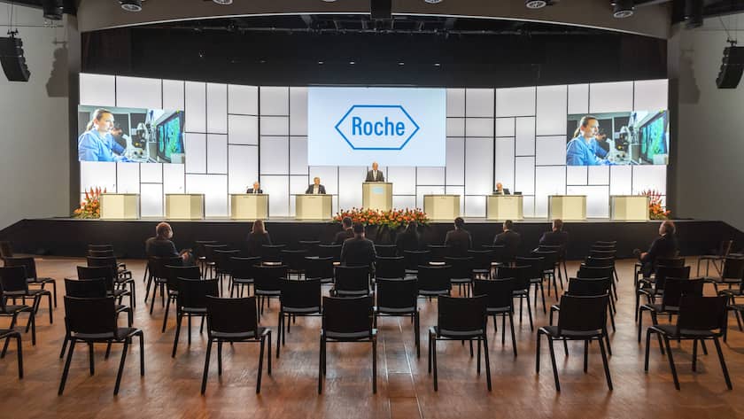 Basler Pharmakonzerne liefern Topkandidaten für Chefposten Verwaltungsratspraesident Christoph Franz, Mitte, spricht vor den Verwaltungsraeten im sonst leeren Saal des Congress Centers an der Generalversammlung der Roche in Basel am Dienstag, 17. Maerz 2020. Aufgrund der Ausrufung der ausserordentlichen Lage durch den Bundesrat zur Bekaempfung des Corona-Virus sind keine Aktionaere im Saal zugelassen. (KEYSTONE/Georgios Kefalas)