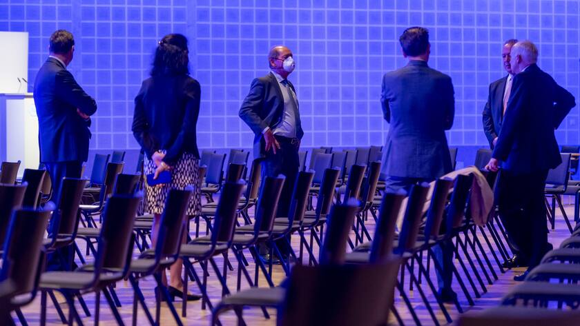 Die Verwaltungsraete treffen sich im leeren Saal des Congress Centers an der Generalversammlung der Roche in Basel am Dienstag, 17. Maerz 2020. Aufgrund der Ausrufung der ausserordentlichen Lage durch den Bundesrat zur Bekaempfung des Corona-Virus sind keine Aktionaere im Saal zugelassen. (KEYSTONE/Georgios Kefalas)