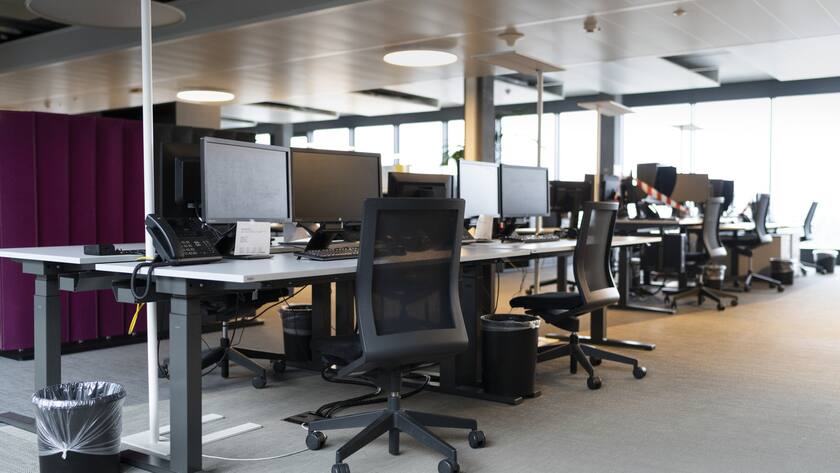 Fast alle Mitarbeitenden einer Firma arbeiten von zu Hause aus, im Bild leere Arbeitsplaetze, fotografiert am 14. Januar 2021 in Bern. Per Verordnung des Bundesrates vom 13. Januar 2021 gilt ab Montag, 18. Januar 2021, die Home-Office-Pflicht. Arbeitgeber sind verpflichtet, Home-Office ueberall dort anzuordnen, wo dies aufgrund der Art der Aktivitaet moeglich und mit verhaeltnismaessigem Aufwand umsetzbar ist. (KEYSTONE/Gaetan Bally)